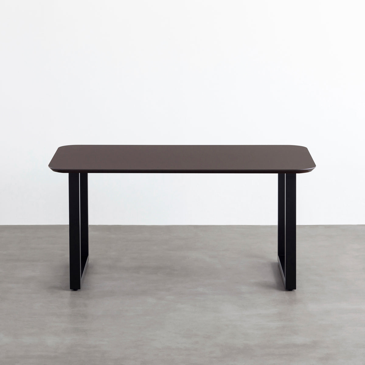 KanademonoのFENIX 天板ブラウンにマットブラックのスクエア鉄脚を組み合わせた、優れた性能と美しさを併せもつ新しいテーブル（正面）