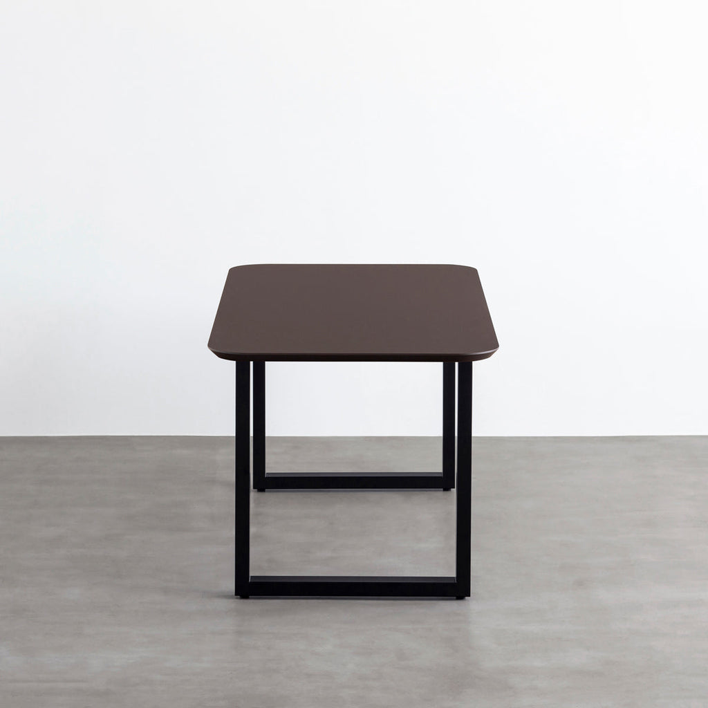 KanademonoのFENIX 天板ブラウンにマットブラックのスクエア鉄脚を組み合わせた、優れた性能と美しさを併せもつ新しいテーブル（側面）