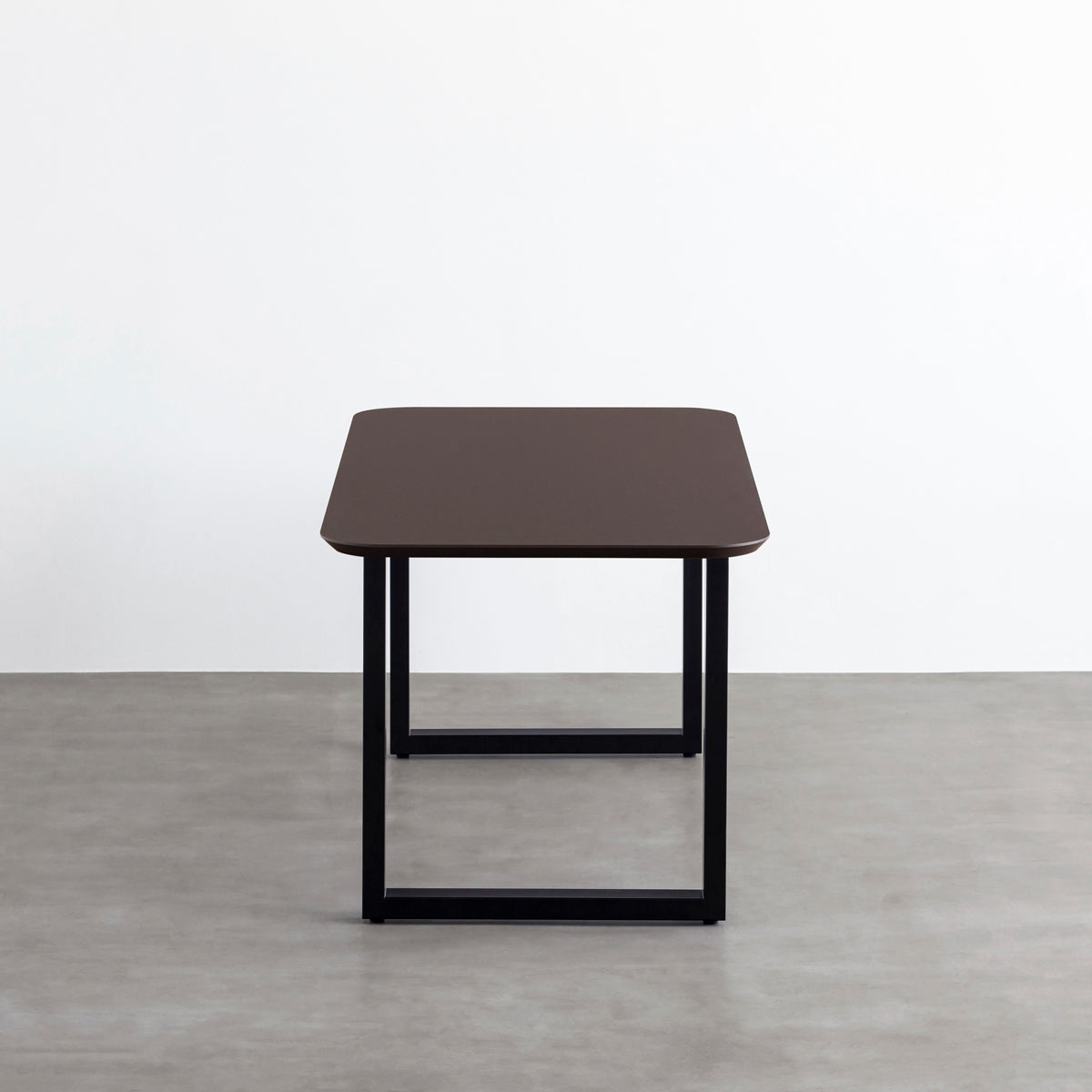KanademonoのFENIX 天板ブラウンにマットブラックのスクエア鉄脚を組み合わせた、優れた性能と美しさを併せもつ新しいテーブル（側面）