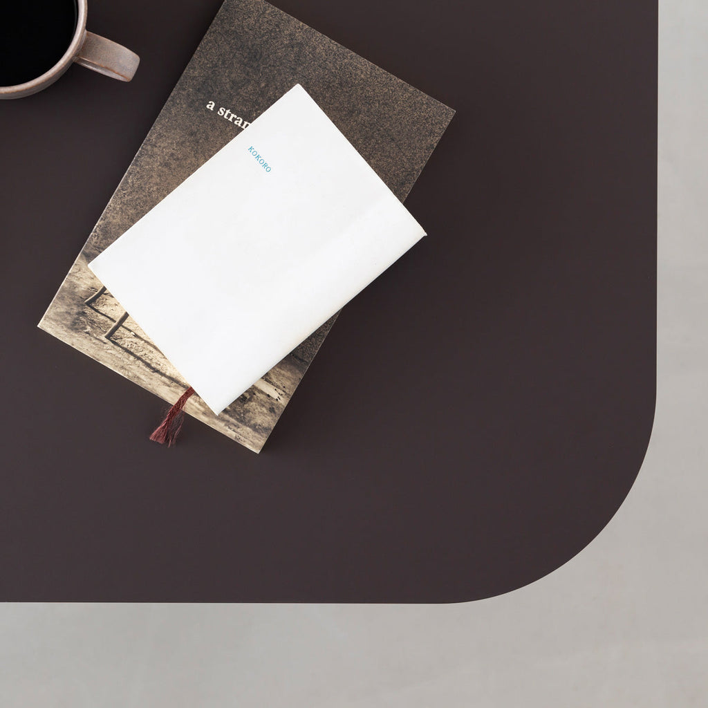 KanademonoのFENIX 天板ブラウンにマットブラックのスクエア鉄脚を組み合わせた、優れた性能と美しさを併せもつ新しいテーブル（ダイニング使用例3）