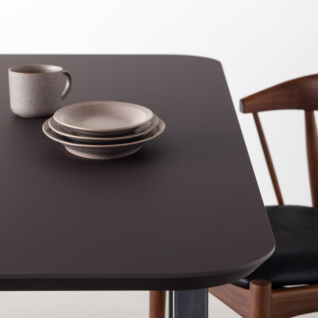 KanademonoのFENIX 天板ブラウンにマットブラックのスクエア鉄脚を組み合わせた、優れた性能と美しさを併せもつ新しいテーブル（ダイニング使用例2）