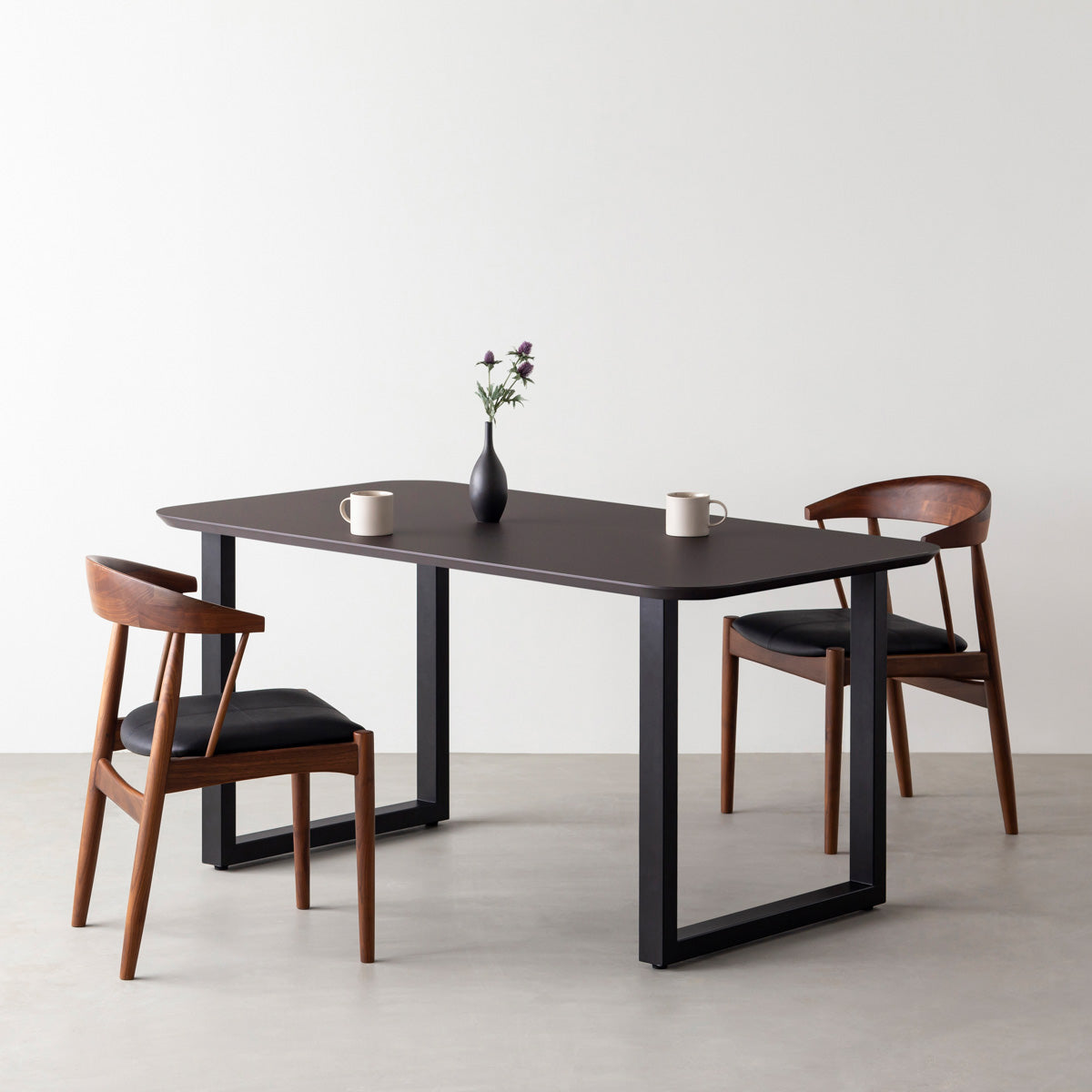 KanademonoのFENIX 天板ブラウンにマットブラックのスクエア鉄脚を組み合わせた、優れた性能と美しさを併せもつ新しいテーブル（ダイニング使用例）