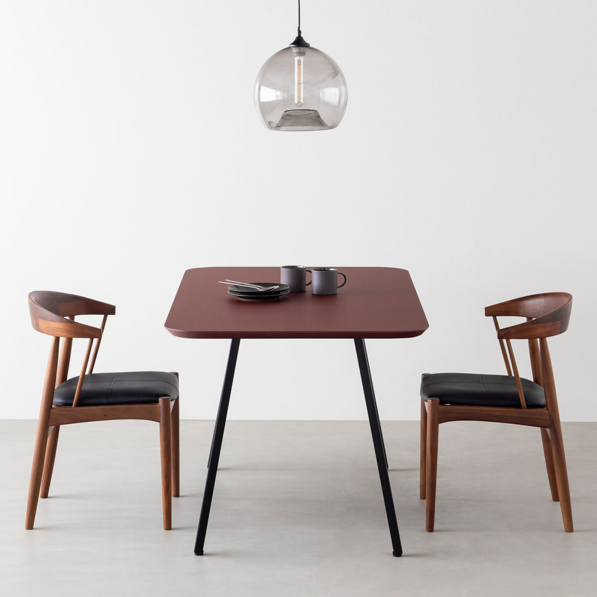 KanademonoのFENIX 天板ボルドーにマットブラックスリムライン脚を組み合わせた、優れた性能と美しさを併せもつ新しいテーブル（使用例）