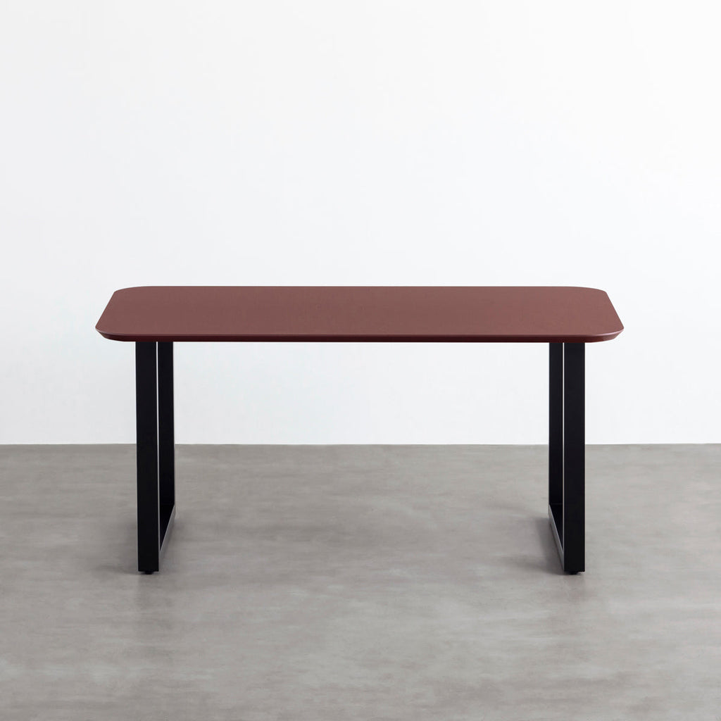 KanademonoのFENIX 天板ボルドーにマットブラックスクエア脚を組み合わせた、優れた性能と美しさを併せもつ新しいテーブル（正面）