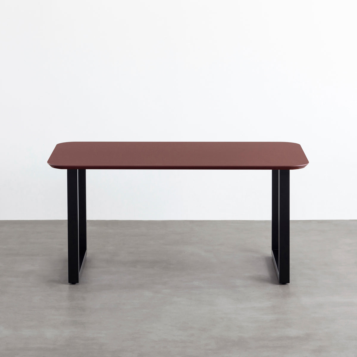 KanademonoのFENIX 天板ボルドーにマットブラックスクエア脚を組み合わせた、優れた性能と美しさを併せもつ新しいテーブル（正面）