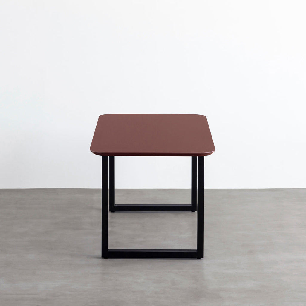 KanademonoのFENIX 天板ボルドーにマットブラックスクエア脚を組み合わせた、優れた性能と美しさを併せもつ新しいテーブル（側面）