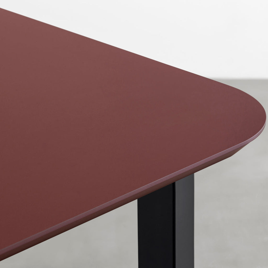 KanademonoのFENIX 天板ボルドーにマットブラックスクエア脚を組み合わせた、優れた性能と美しさを併せもつ新しいテーブル（天板）