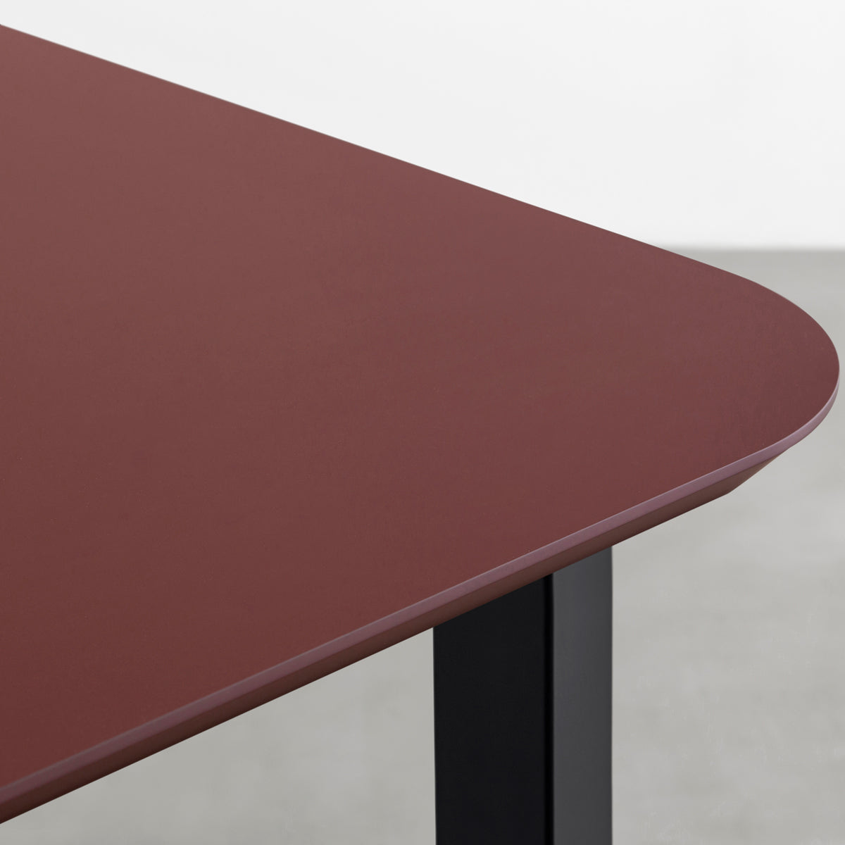 KanademonoのFENIX 天板ボルドーにマットブラックスクエア脚を組み合わせた、優れた性能と美しさを併せもつ新しいテーブル（天板）