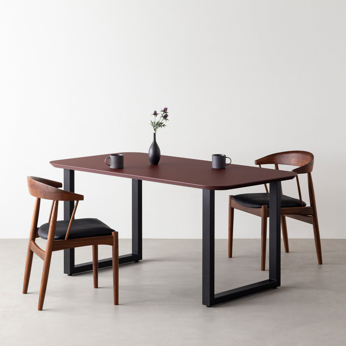 KanademonoのFENIX 天板ボルドーにマットブラックスクエア脚を組み合わせた、優れた性能と美しさを併せもつ新しいテーブル（ダイニング使用例）