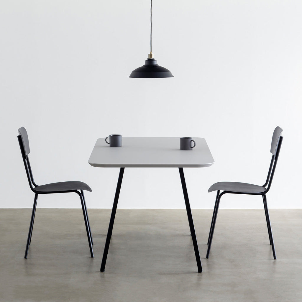 かなでもののナノテクノロジー素材を使用したFENIXライトグレー天板にブラックのスリムライン鉄脚を合わせたテーブル（使用例2）