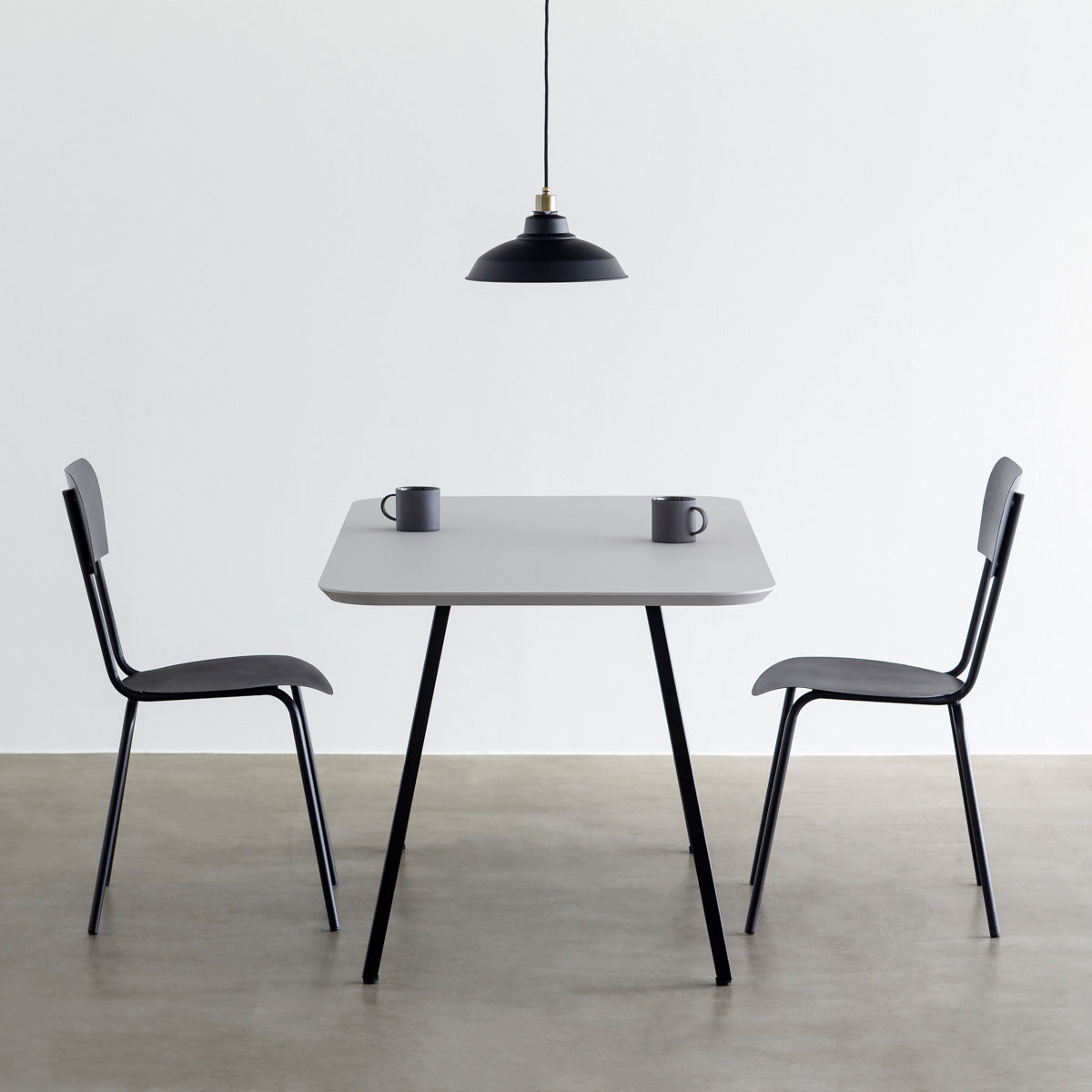 かなでもののナノテクノロジー素材を使用したFENIXライトグレー天板にブラックのスリムライン鉄脚を合わせたテーブル（使用例2）