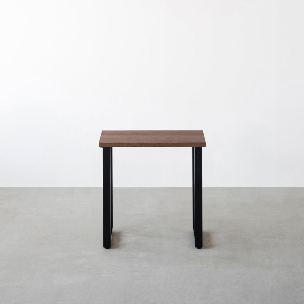 KANADEMONOのウォルナット天板とマットブラックのレクタングル鉄脚を組み合わせたシンプルモダンなコンパクトデスク（正面）