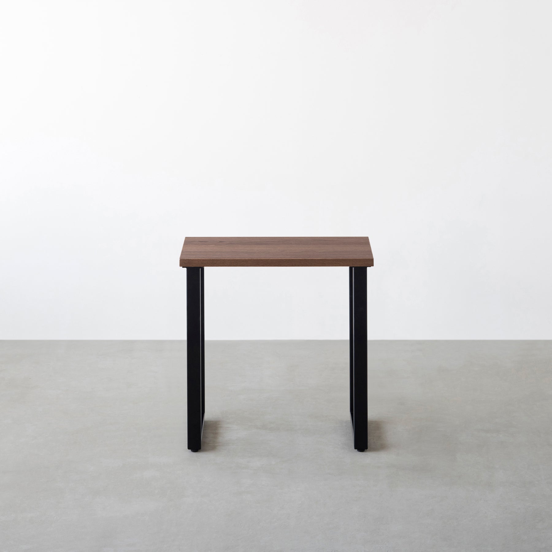 KANADEMONOのウォルナット天板とマットブラックのレクタングル鉄脚を組み合わせたシンプルモダンなコンパクトデスク（正面）
