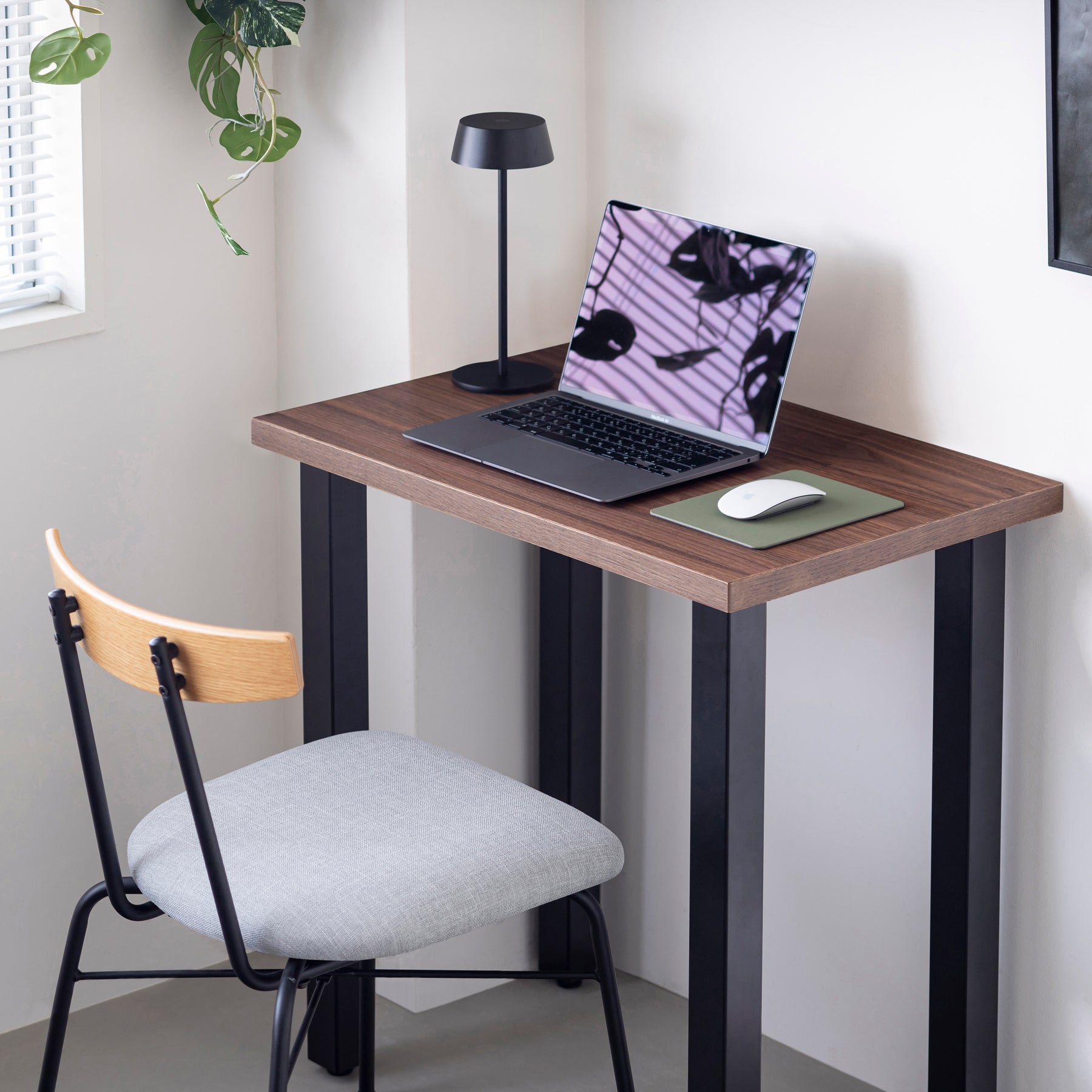 KANADEMONOのウォルナット天板とマットブラックのスクエアバー鉄脚を組み合わせたシンプルモダンなコンパクトデスク（使用例２）