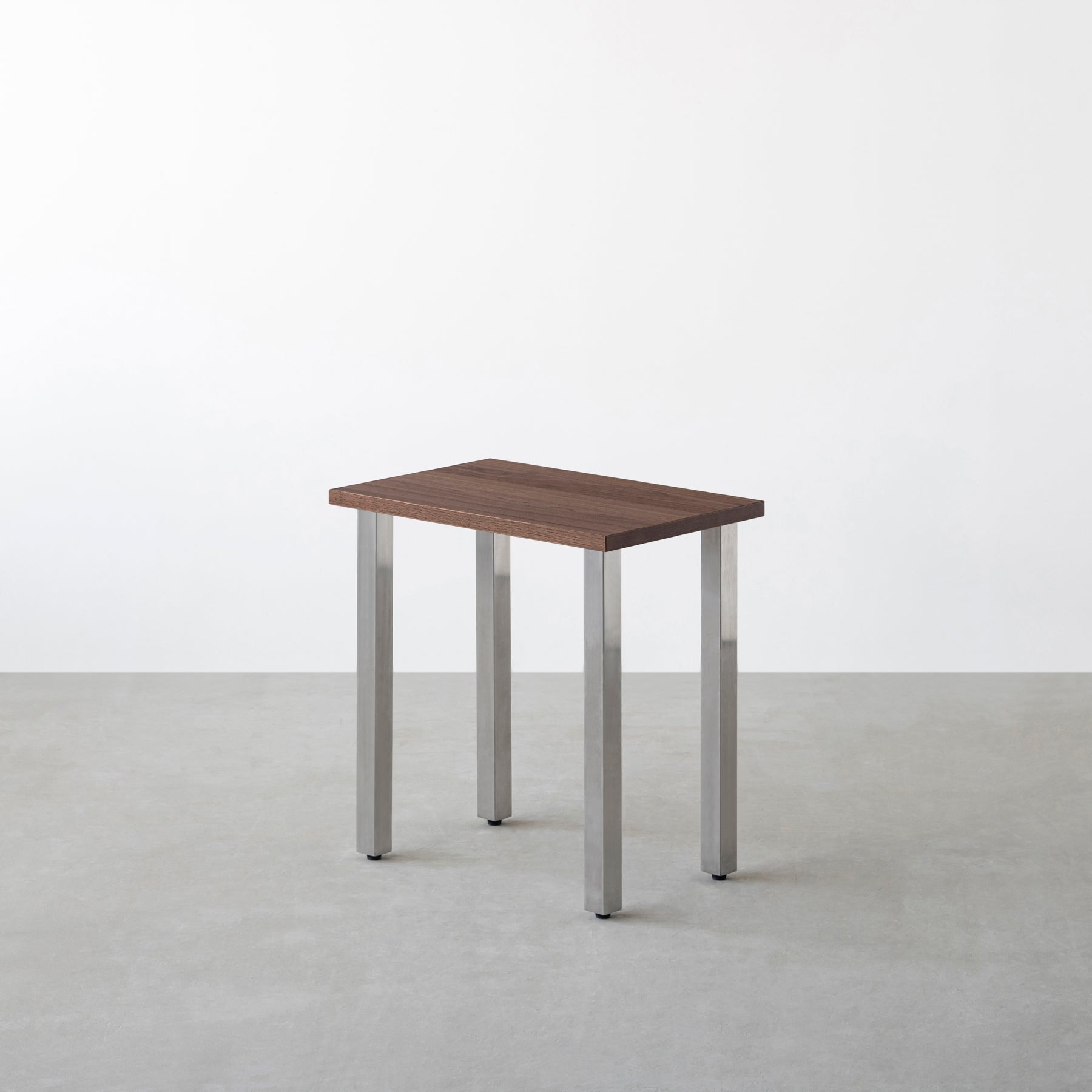 KANADEMONOのウォルナット天板とステンレスのスクエアバー鉄脚を組み合わせたシンプルモダンなコンパクトデスク