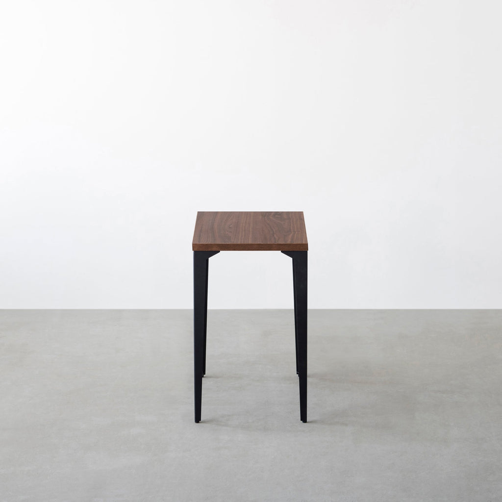 KANADEMONOのウォルナット天板とマットブラックのソリッドピン鉄脚を組み合わせたシンプルモダンなコンパクトデスク（側面）