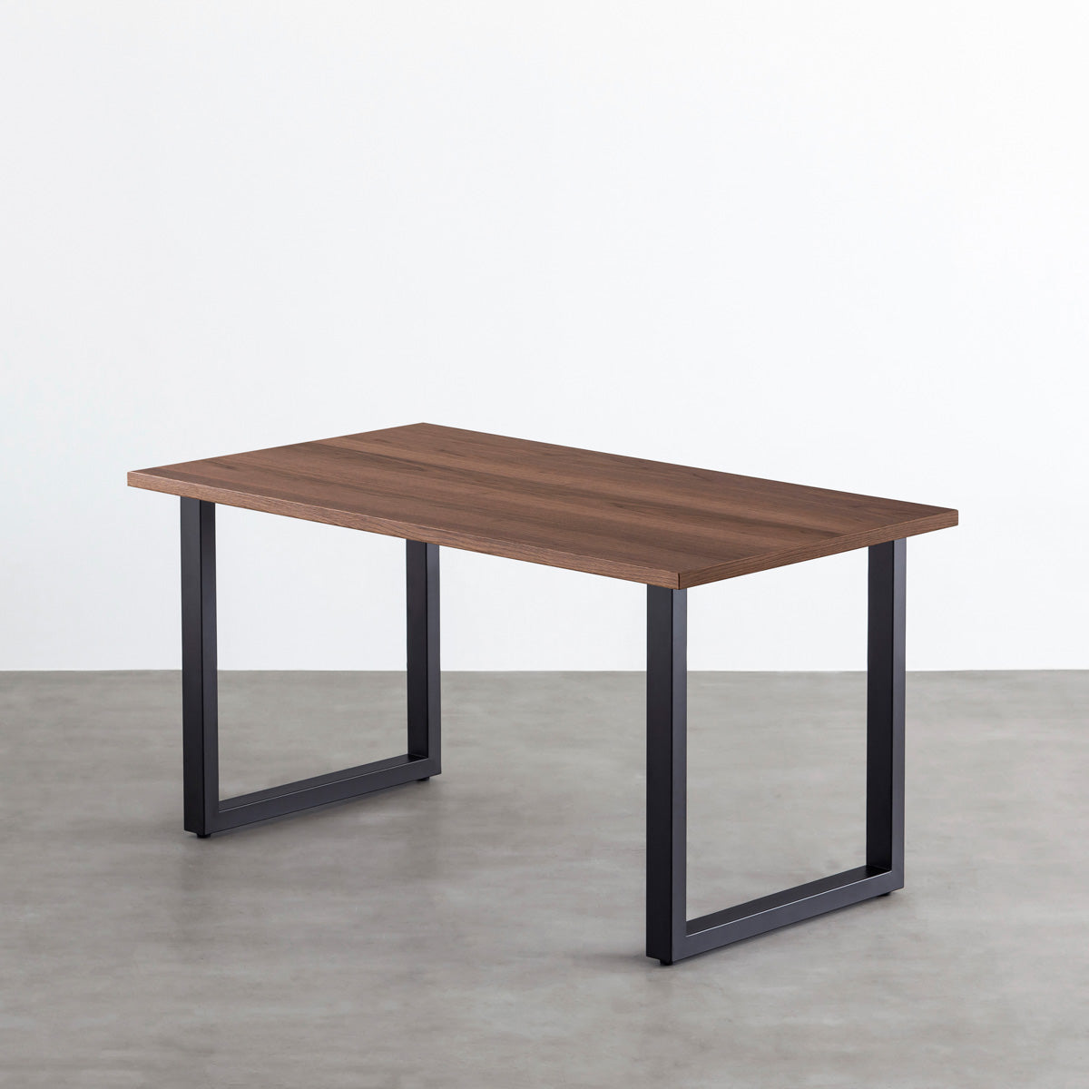 KANADEMONOのウォルナット突板天板とマットブラックのスクエア鉄脚を組み合わせたシンプルモダンなテーブル