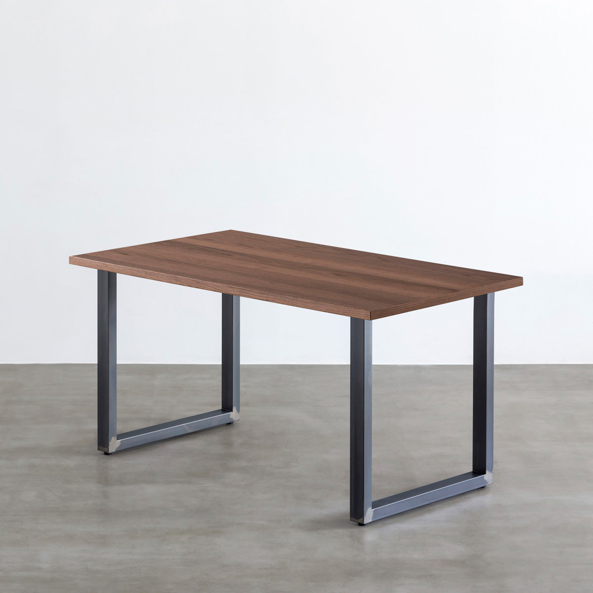 Kanademonoのウォルナット突板天板とマットクリア塗装仕上げのスクエア鉄脚を組み合わせたテーブル