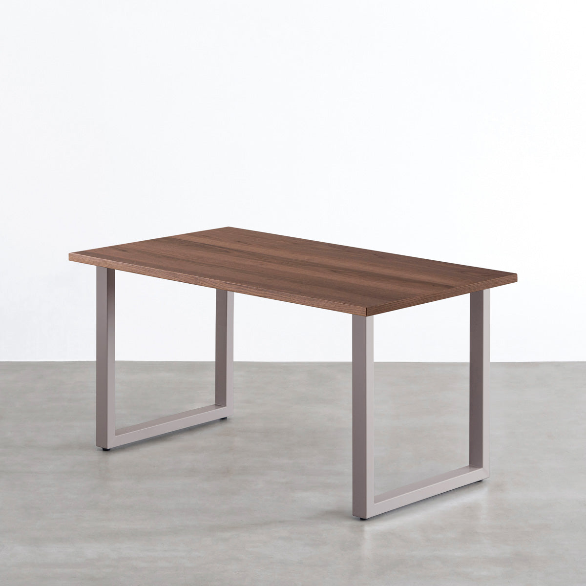 KANADEMONOのウォルナット天板にStoneカラーのスクエアスチール脚を組み合わせたテーブル