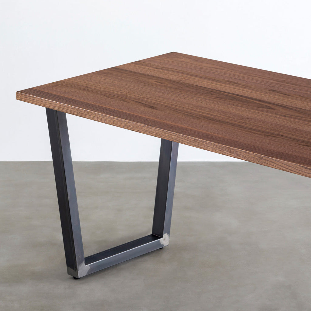 Kanademonoのウォルナット突板天板とマットクリア塗装仕上げのトラペゾイド鉄脚を組み合わせたテーブル（天板と脚）