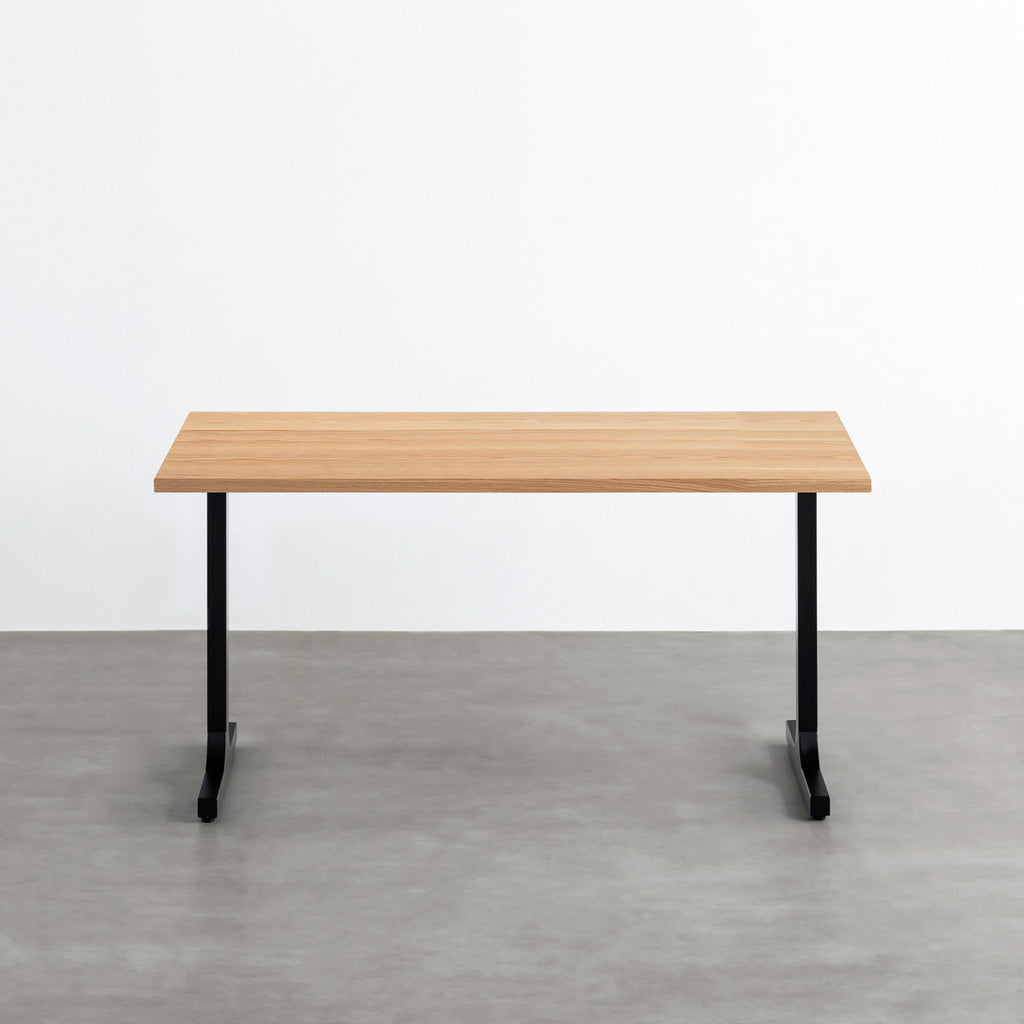 KANADEMONOのホワイトオーク突板天板とマットブラックのIライン鉄脚を組み合わせたシンプルモダンなテーブル（正面）