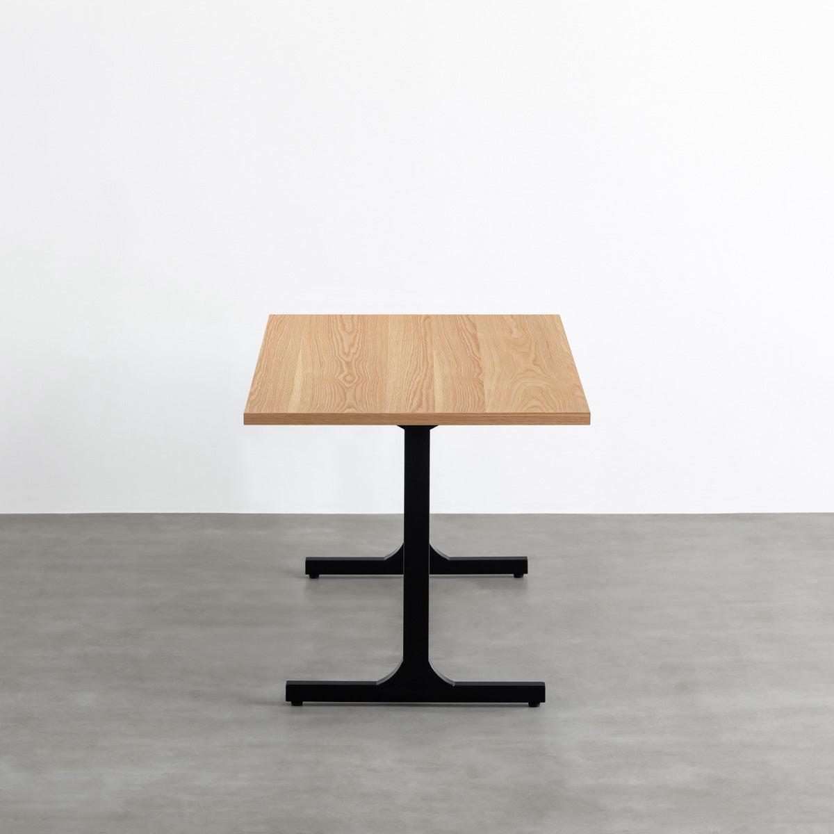 KANADEMONOのホワイトオーク突板天板とマットブラックのIライン鉄脚を組み合わせたシンプルモダンなテーブル（横）