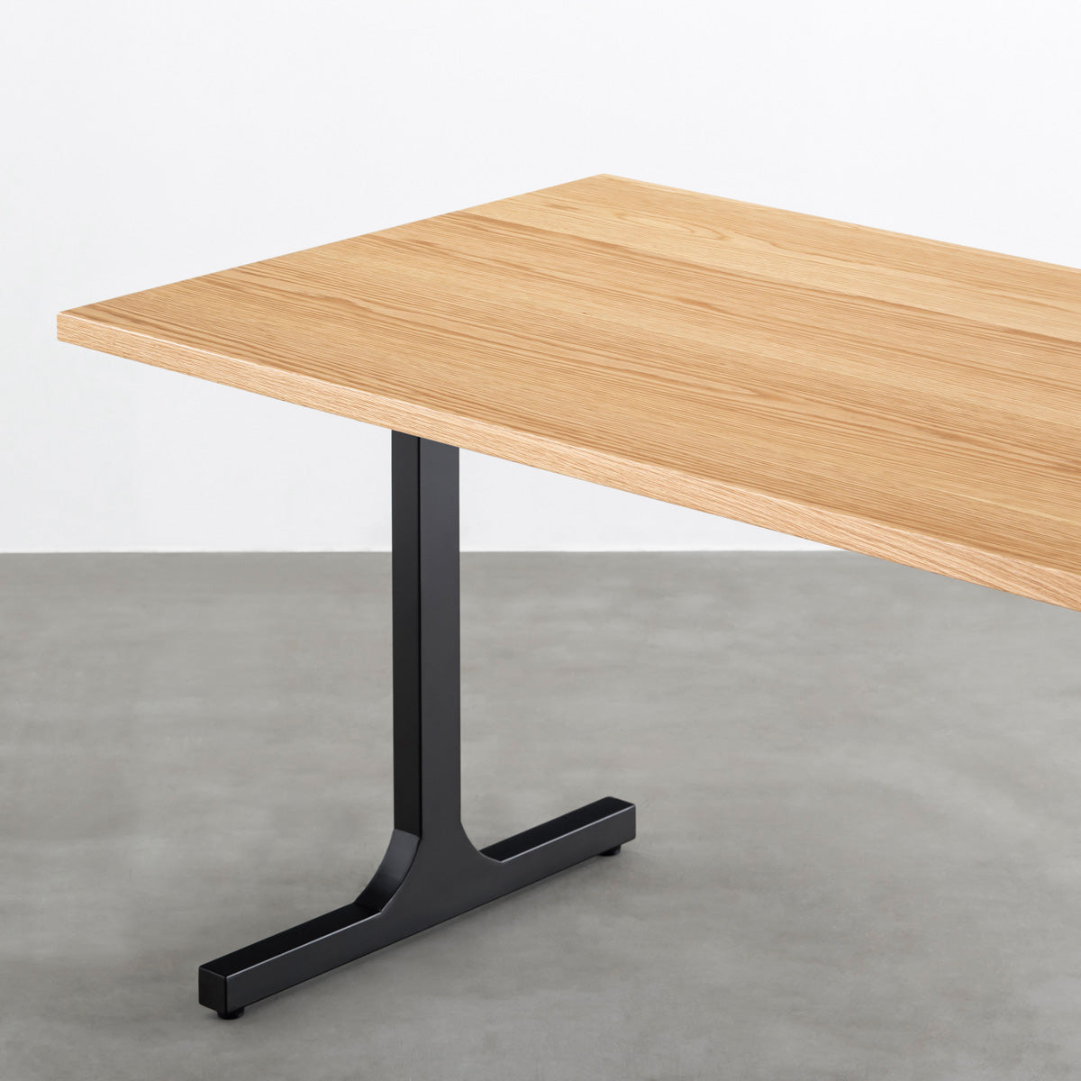 KANADEMONOのホワイトオーク突板天板とマットブラックのIライン鉄脚を組み合わせたシンプルモダンなテーブル（天板と脚）