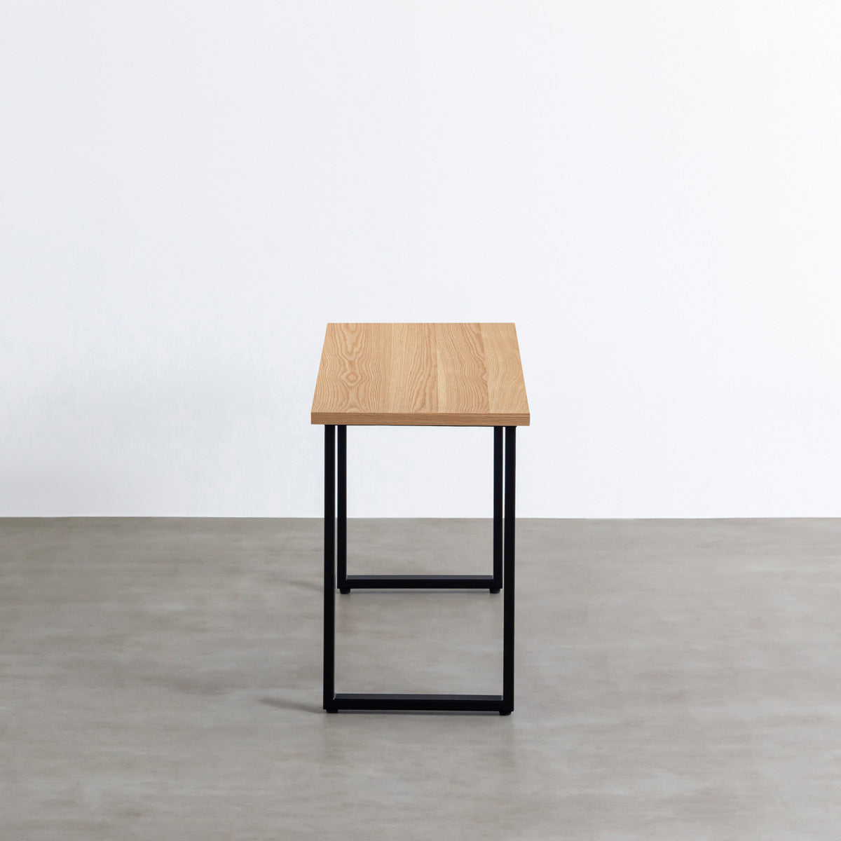 KANADEMONOのホワイトオーク突板天板とマットブラックのレクタングル鉄脚を組み合わせたシンプルモダンなテーブル（横）