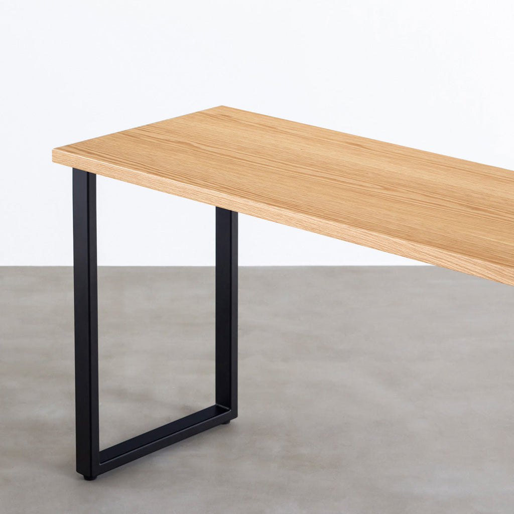 KANADEMONOのホワイトオーク突板天板とマットブラックのレクタングル鉄脚を組み合わせたシンプルモダンなテーブル（天板と脚）