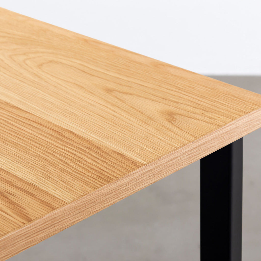 KANADEMONOのホワイトオーク突板天板とマットブラックのレクタングル鉄脚を組み合わせたシンプルモダンなテーブル（天板クローズアップ）