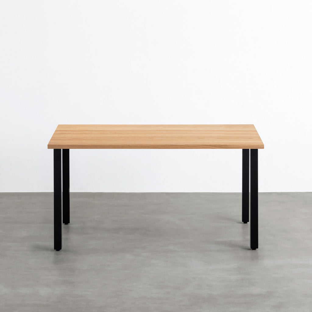 KANADEMONOのホワイトオーク突板天板とマットブラックの角柱鉄脚を組み合わせたシンプルモダンなテーブル（正面）