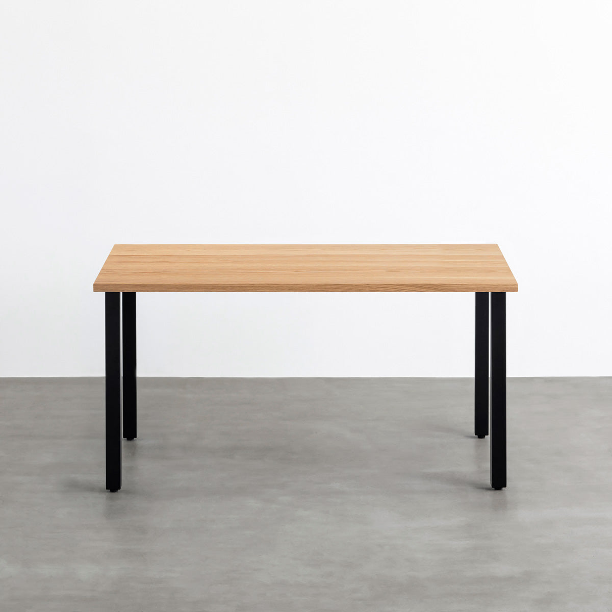 KANADEMONOのホワイトオーク突板天板とマットブラックの角柱鉄脚を組み合わせたシンプルモダンなテーブル（正面）