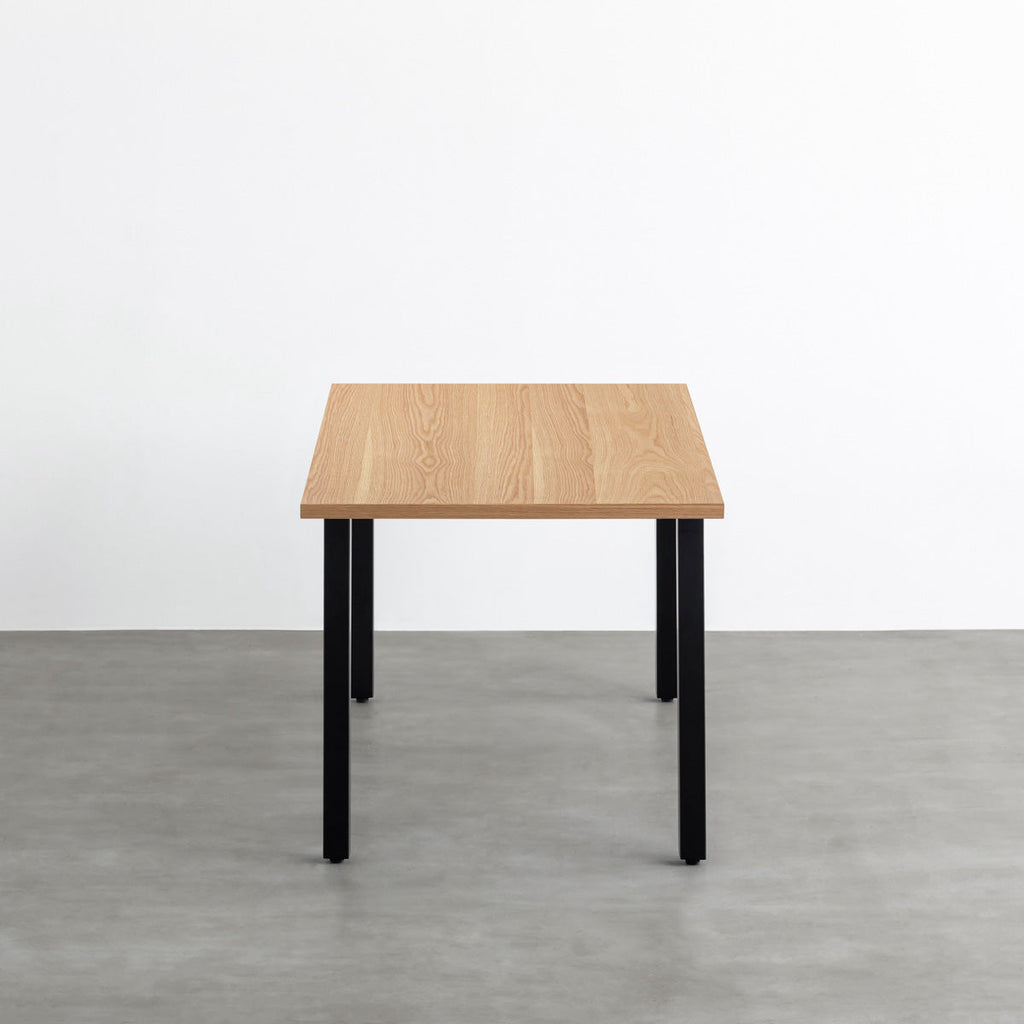 KANADEMONOのホワイトオーク突板天板とマットブラックの角柱鉄脚を組み合わせたシンプルモダンなテーブル（横）