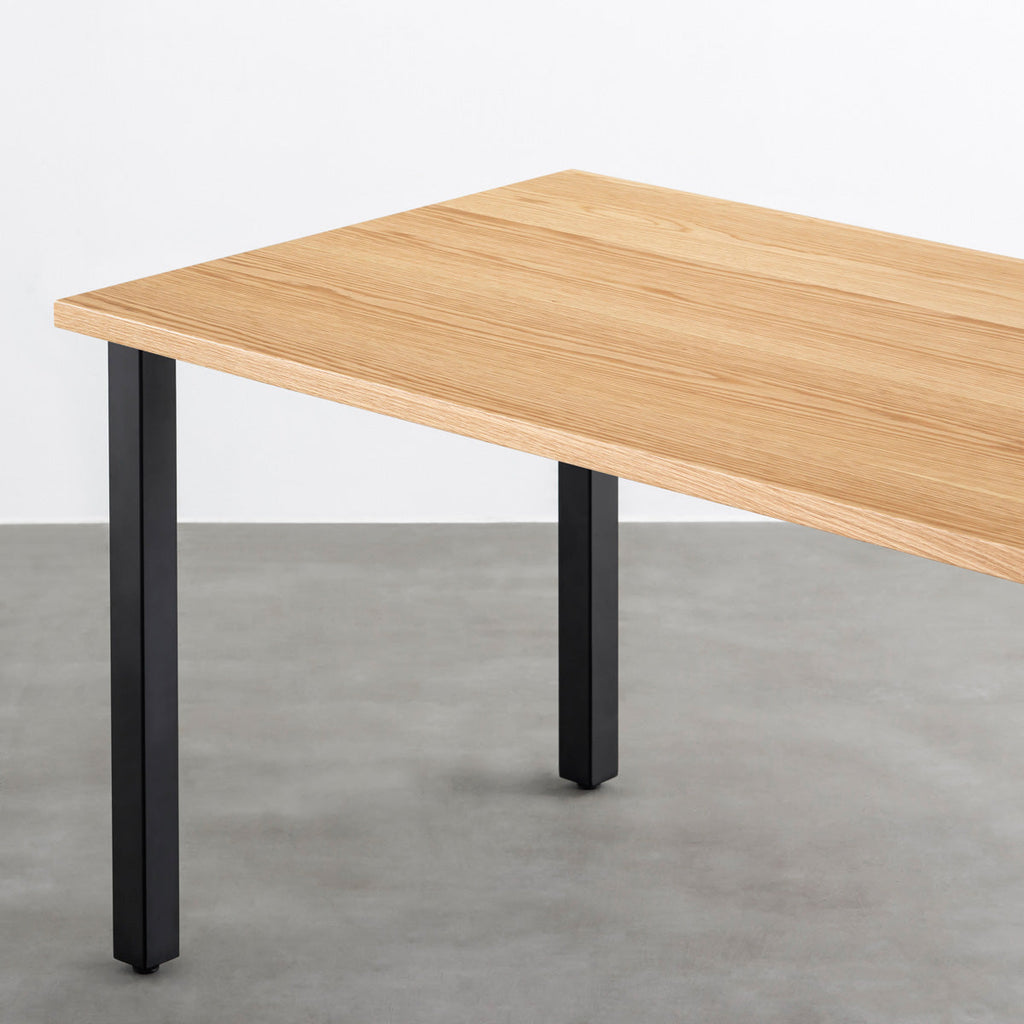 KANADEMONOのホワイトオーク突板天板とマットブラックの角柱鉄脚を組み合わせたシンプルモダンなテーブル（天板と脚）