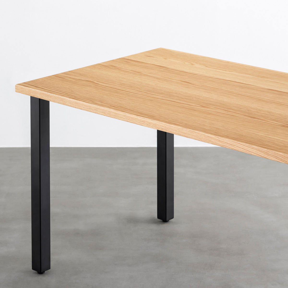 KANADEMONOのホワイトオーク突板天板とマットブラックの角柱鉄脚を組み合わせたシンプルモダンなテーブル（天板と脚）