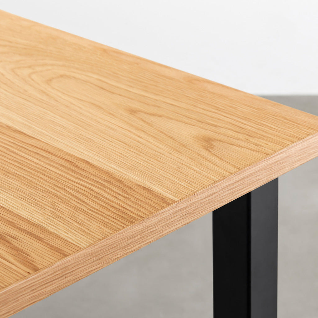 KANADEMONOのホワイトオーク突板天板とマットブラックの角柱鉄脚を組み合わせたシンプルモダンなテーブル（天板クローズアップ）