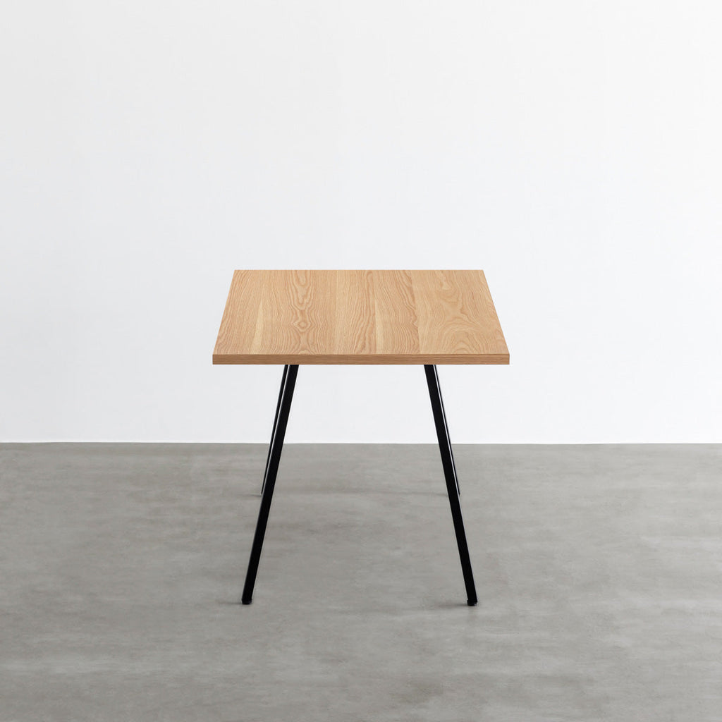 かなでもののホワイトオーク突板天板とブラックのスリムライン鉄脚を組み合わせたテーブル（側面）