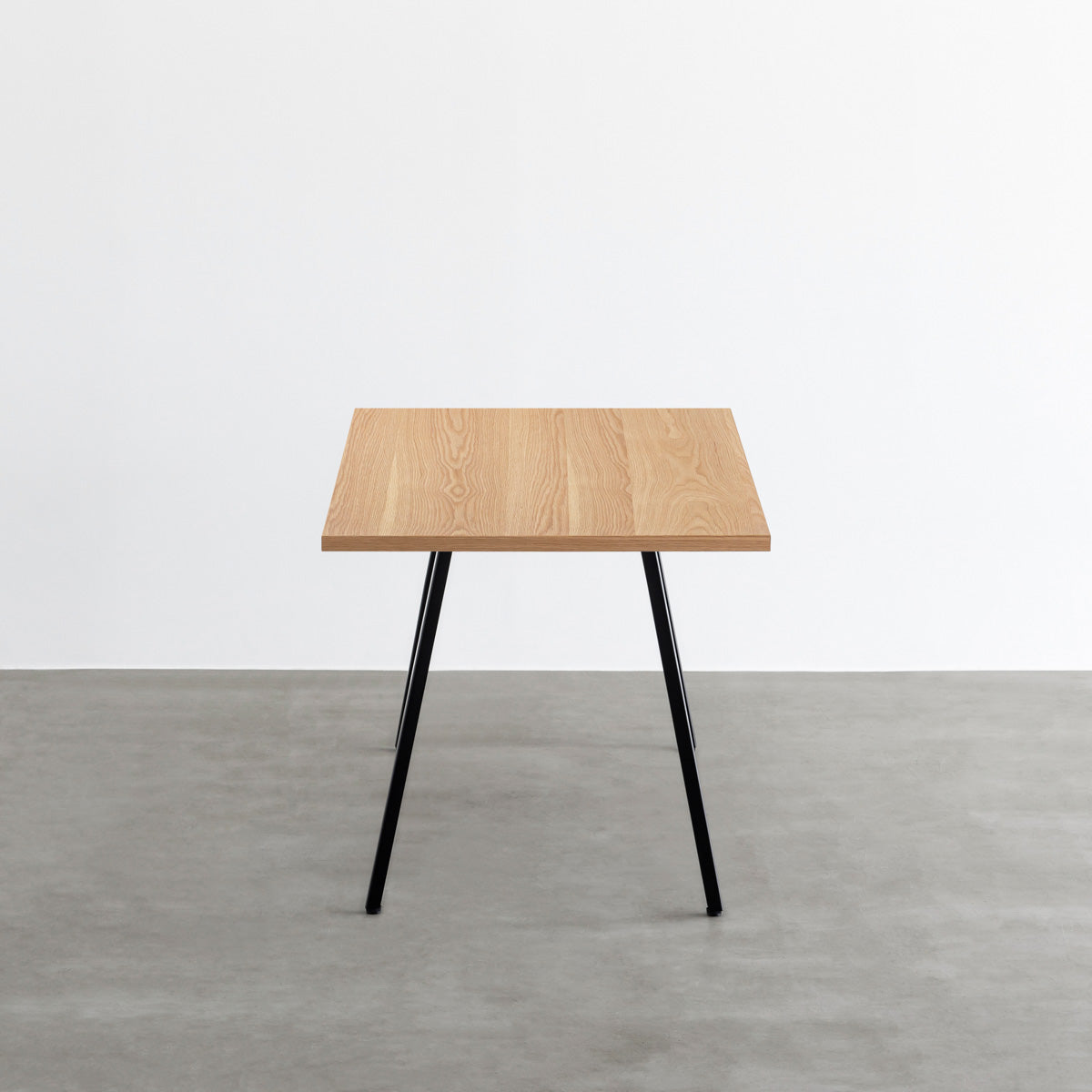 かなでもののホワイトオーク突板天板とブラックのスリムライン鉄脚を組み合わせたテーブル（側面）