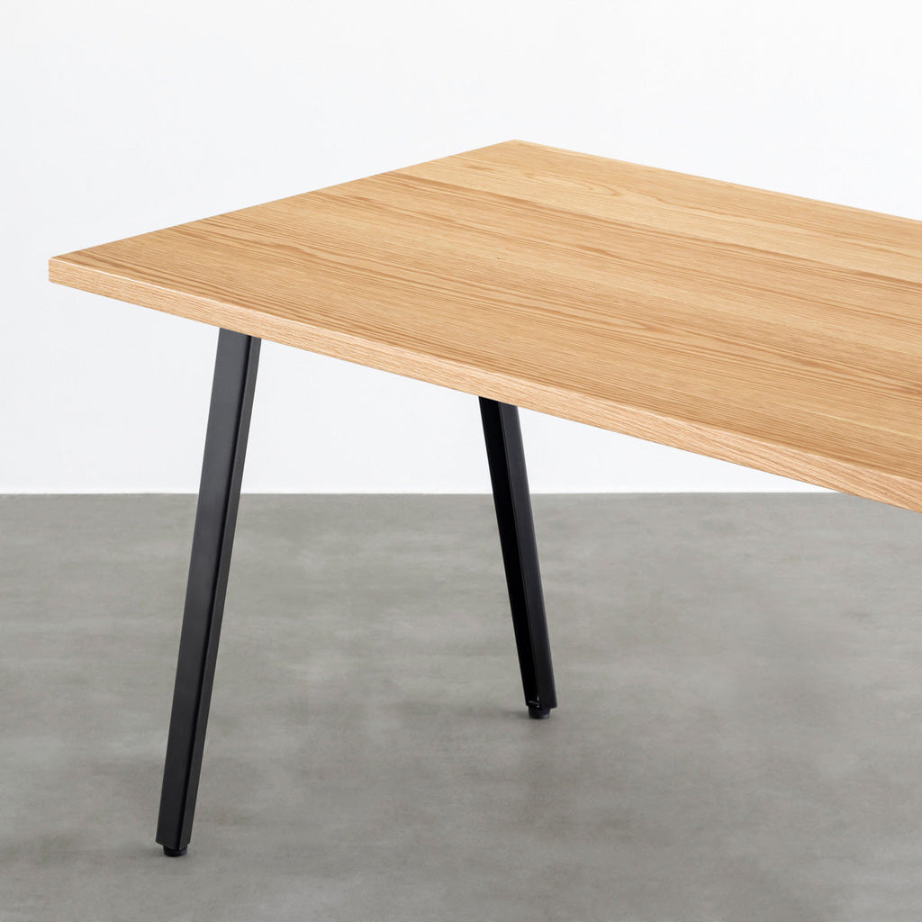 かなでもののホワイトオーク突板天板とブラックのスリムライン鉄脚を組み合わせたテーブル（天板と脚）
