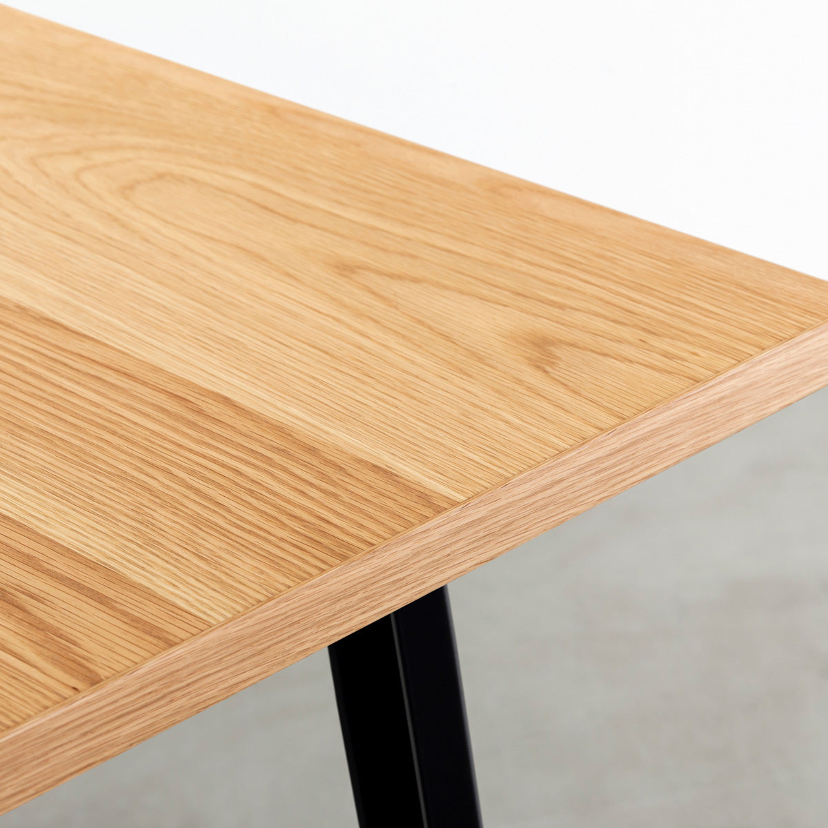 かなでもののホワイトオーク突板天板とブラックのスリムライン鉄脚を組み合わせたテーブル（天板）