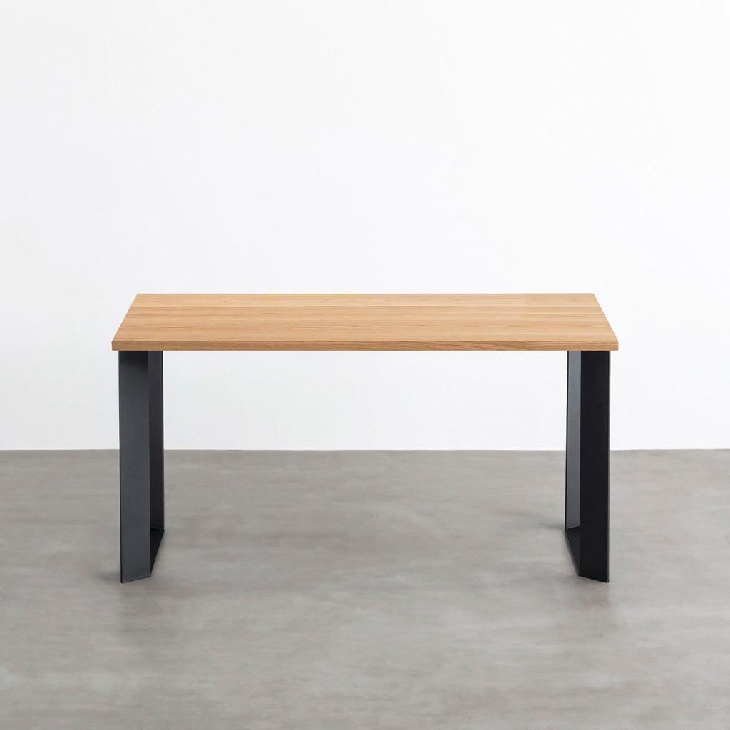 KANADEMONOのホワイトオーク突板天板とマットブラックのスラッシュスクエア鉄脚を組み合わせたシンプルモダンなテーブル（正面）