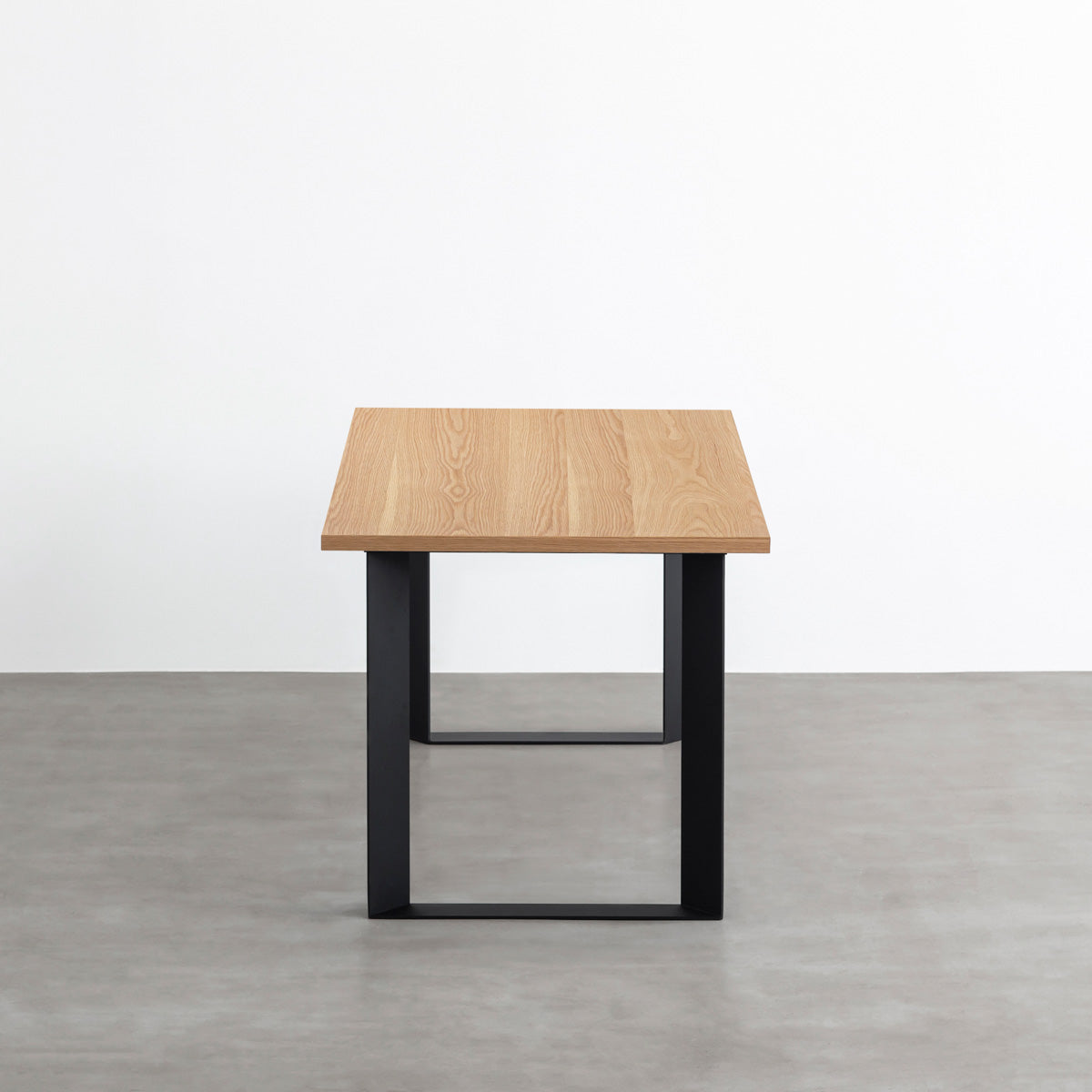 KANADEMONOのホワイトオーク突板天板とマットブラックのスラッシュスクエア鉄脚を組み合わせたシンプルモダンなテーブル（横）
