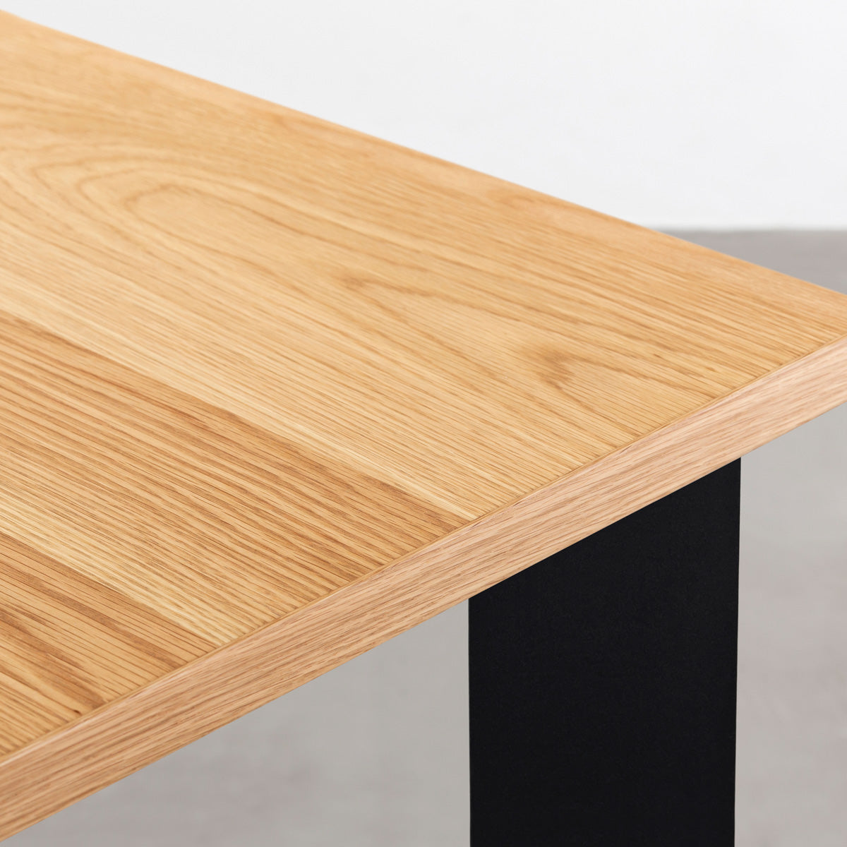 KANADEMONOのホワイトオーク突板天板とマットブラックのスラッシュスクエア鉄脚を組み合わせたシンプルモダンなテーブル（天板）