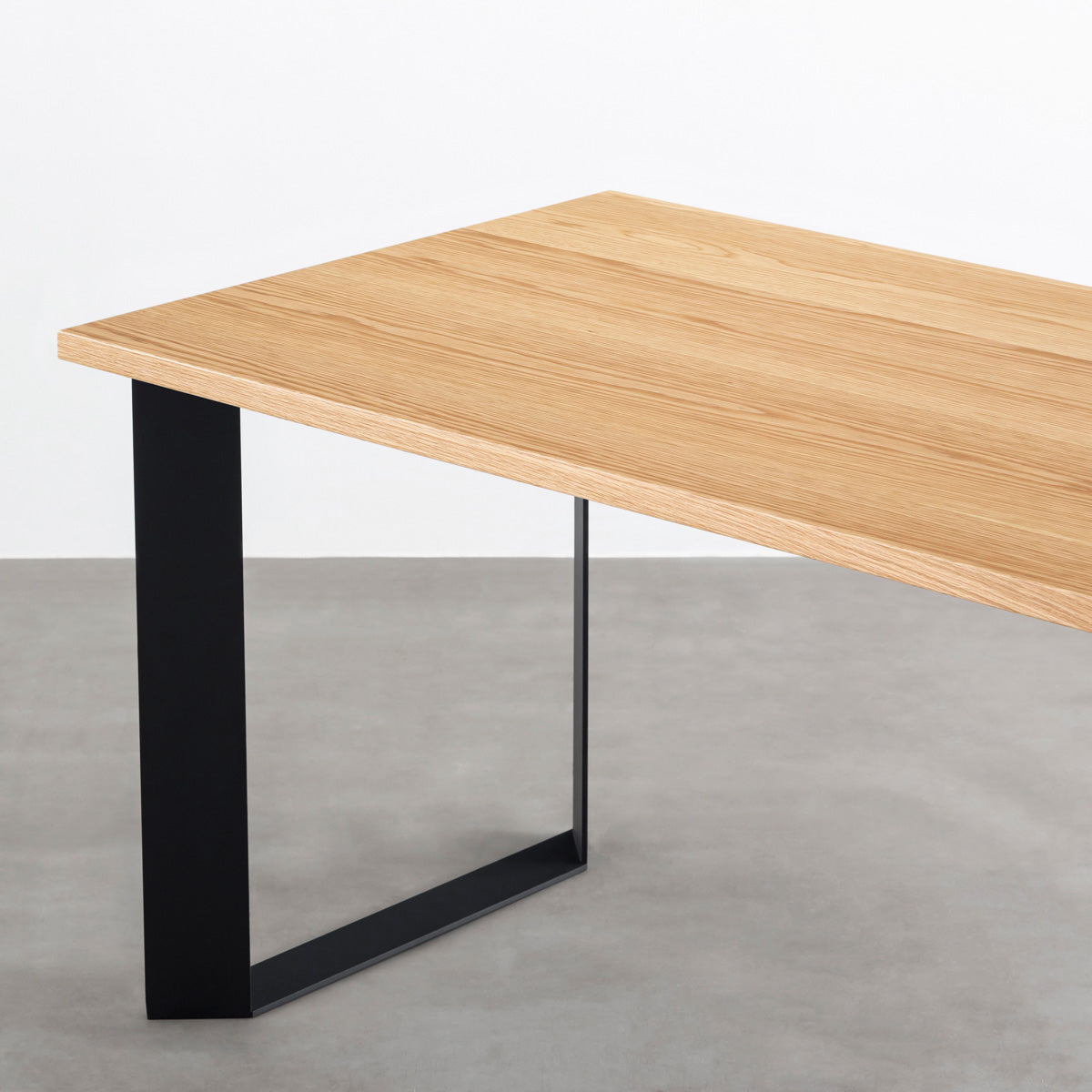 KANADEMONOのホワイトオーク突板天板とマットブラックのスラッシュスクエア鉄脚を組み合わせたシンプルモダンなテーブル（天板と脚）