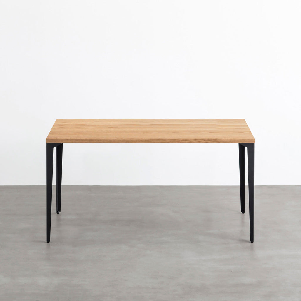 KANADEMONOのホワイトオーク突板天板とマットブラックのソリッドピン鉄脚を組み合わせたシンプルモダンなテーブル（正面）