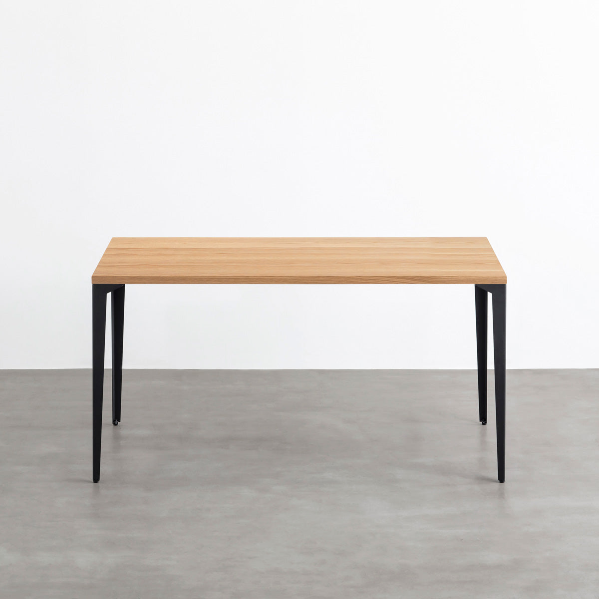 KANADEMONOのホワイトオーク突板天板とマットブラックのソリッドピン鉄脚を組み合わせたシンプルモダンなテーブル（正面）