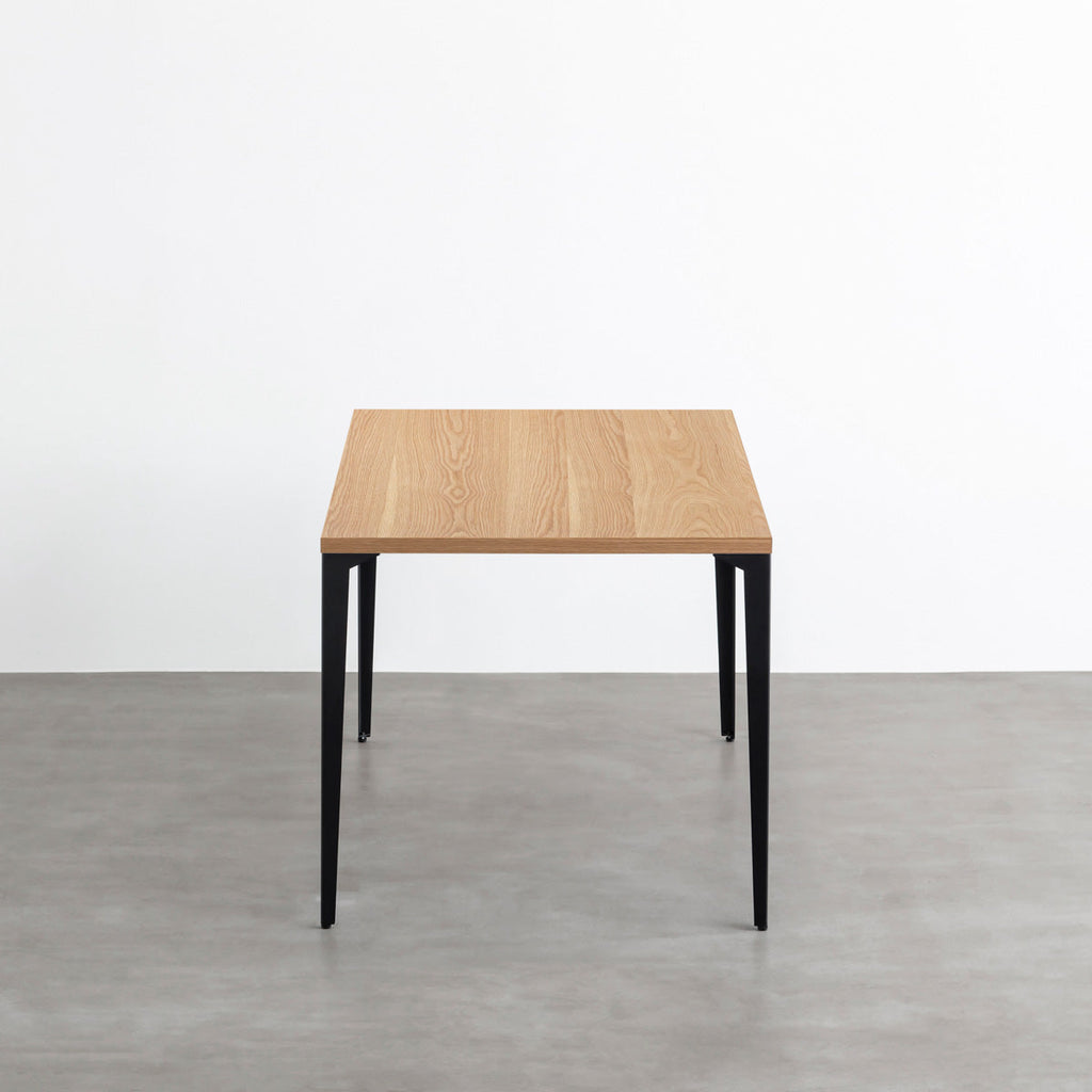 KANADEMONOのホワイトオーク突板天板とマットブラックのソリッドピン鉄脚を組み合わせたシンプルモダンなテーブル（横）