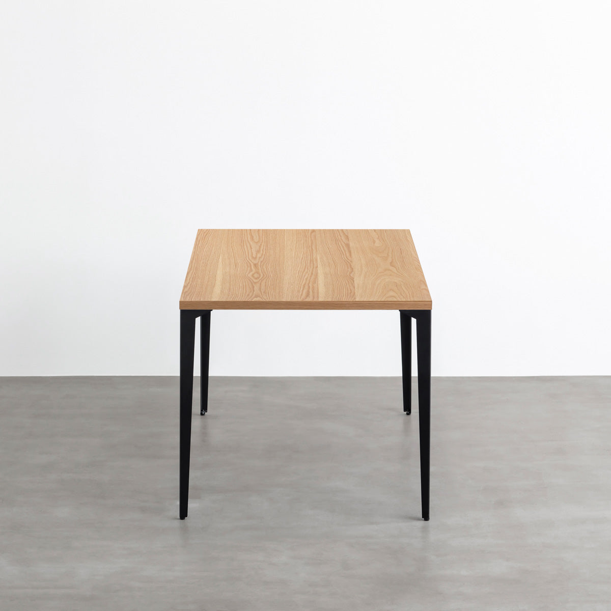 KANADEMONOのホワイトオーク突板天板とマットブラックのソリッドピン鉄脚を組み合わせたシンプルモダンなテーブル（横）