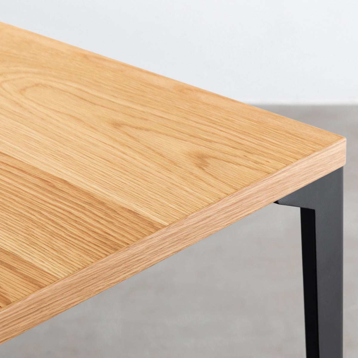 KANADEMONOのホワイトオーク突板天板とマットブラックのソリッドピン鉄脚を組み合わせたシンプルモダンなテーブル（天板クローズアップ）