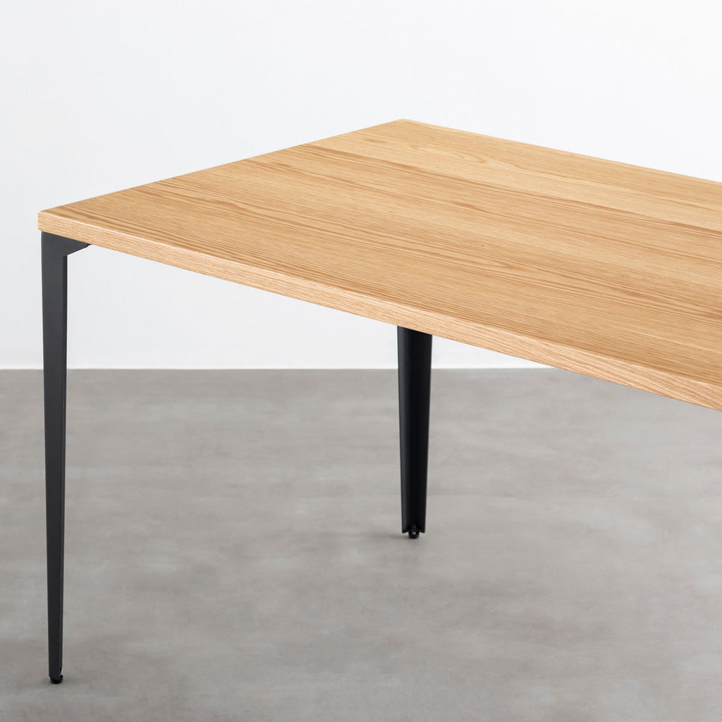 KANADEMONOのホワイトオーク突板天板とマットブラックのソリッドピン鉄脚を組み合わせたシンプルモダンなテーブル（天板と脚）